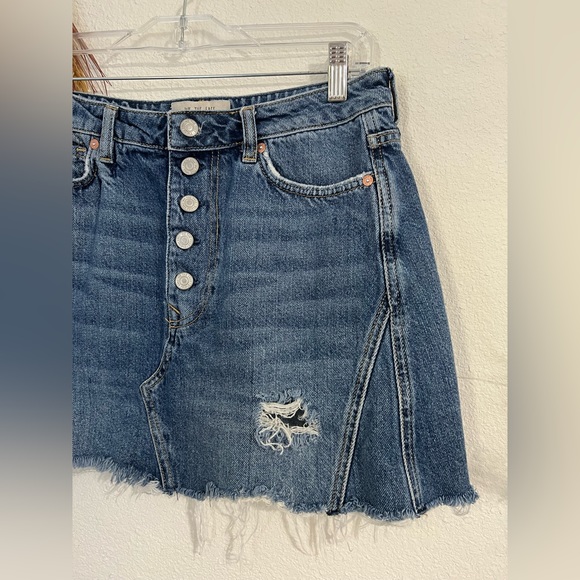 We The Free by Free People Denim Jean Skirt Size 30 Frayed Hem - Picture 2 of 7